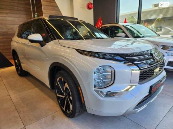 מיצובישי אאוטלנדר Luxury TTH אוט' 7 מק' 2.5 (181 כ"ס) בנזין 2022 למכירה בחיפה