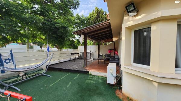 חנה סנש 8 (ניסן)