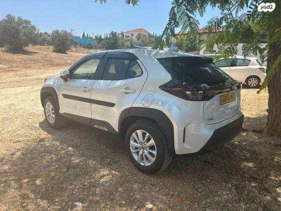 טויוטה יאריס קרוס HSD Urban אוט' 1.5 (92 כ''ס) בנזין 2023 למכירה בפתח תקווה