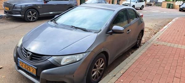 הונדה סיוויק האצ'בק החדשה Comfort אוט' 1.8 (142 כ''ס) בנזין 2014 למכירה בצפריה