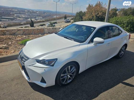 לקסוס IS300h Luxury SR הייבריד אוט' 2.5 (181 כ''ס) בנזין 2018 למכירה בברקן