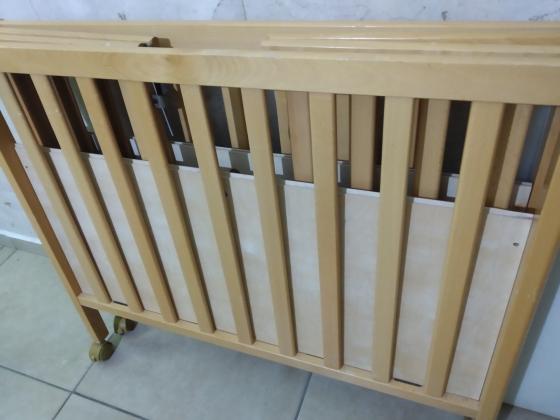 לול מעץ מלא ריבועי עם גלגלים כולל מזרן