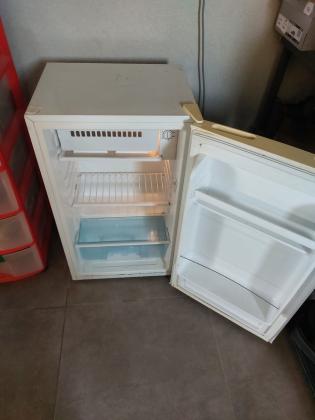 מקרר משרדי קטן משומש אך עובד ובמצב טוב