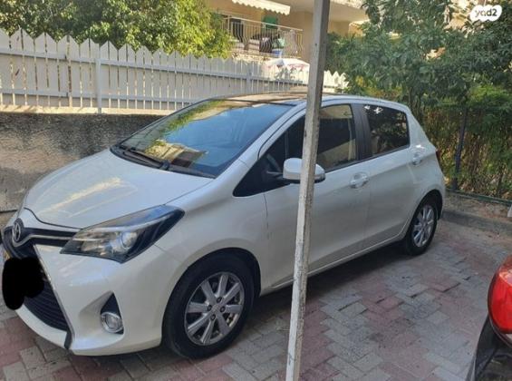 טויוטה יאריס Sky אוט' 1.3 (99 כ"ס) בנזין 2015 למכירה בחיפה