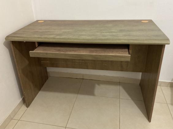 שולחן מחשב במצב טוב אורך