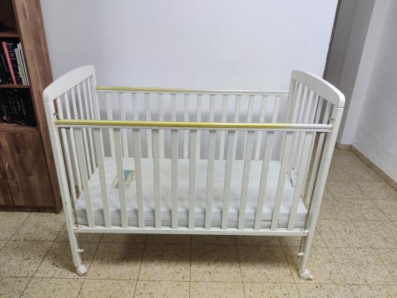 למכירה מיטת תינוק כחדשה צבע