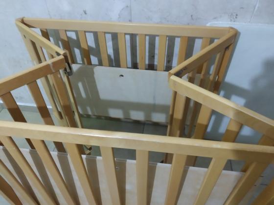 לול מעץ מלא ריבועי עם גלגלים כולל מזרן