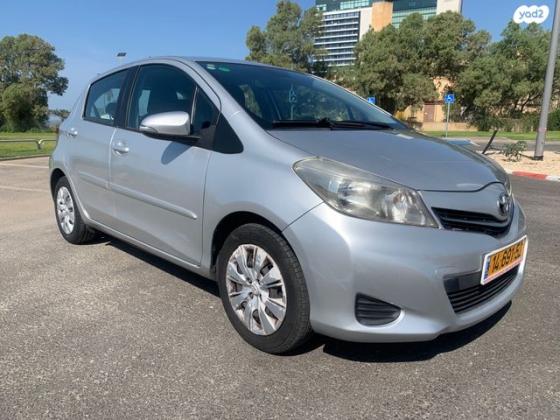 טויוטה יאריס Style אוט' 1.3 (99 כ"ס) בנזין 2013 למכירה בנתניה