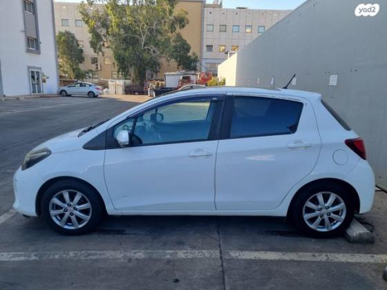 טויוטה יאריס Sky אוט' 1.3 (99 כ"ס) בנזין 2015 למכירה בחיפה