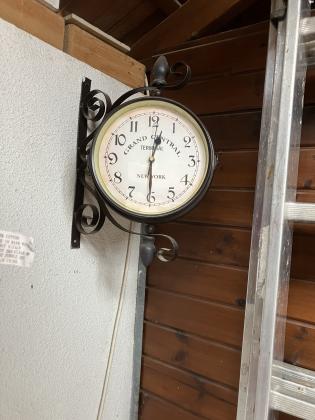 זהו שעון קיר התלוי על