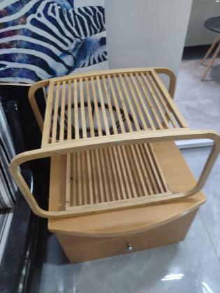 מעמד לטלוויזיה מעץ עם שתי