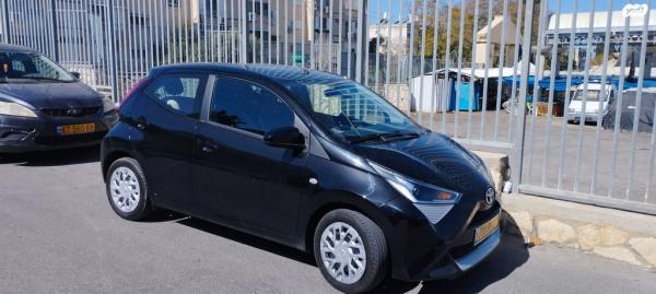 טויוטה אייגו (AYGO) X-Play ידני 1.0 (72 כ''ס) בנזין 2022 למכירה במגדל העמק