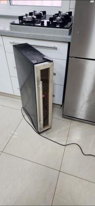 מקרר יינות יוקרתי מעוצב בצורה