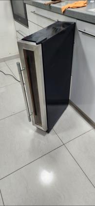 מקרר יינות יוקרתי מעוצב בצורה