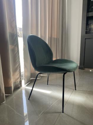 כסאות בצבע ירוק זית עמוק