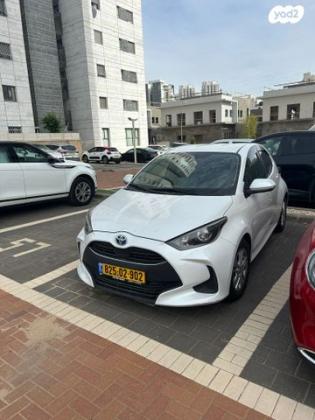 טויוטה יאריס הייבריד Style אוט' 1.5 (92 כ"ס) בנזין 2022 למכירה בבאר יעקב