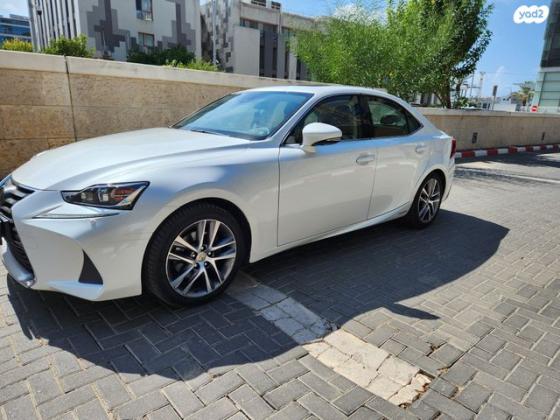 לקסוס IS300h Luxury SR הייבריד אוט' 2.5 (181 כ''ס) בנזין 2019 למכירה ברמת השרון