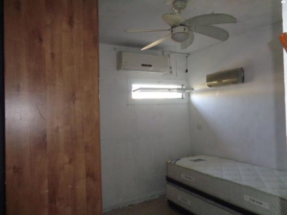 ארון בגדים גדול מעץ! פנוי