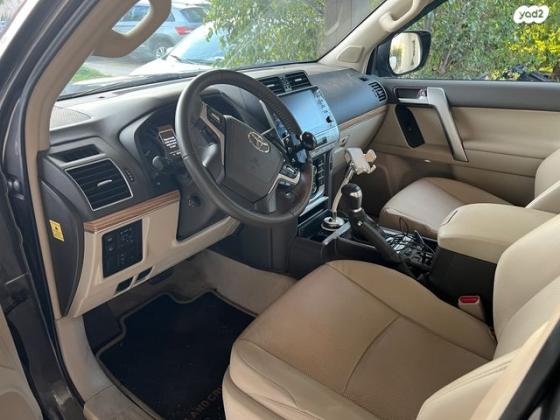 טויוטה לנד קרוזר ארוך Sahara אוט' 7 מק' דיזל 5 דל' 2.8 (204 כ"ס) דיזל 2023 למכירה במולדת