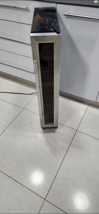 מקרר יינות יוקרתי מעוצב בצורה