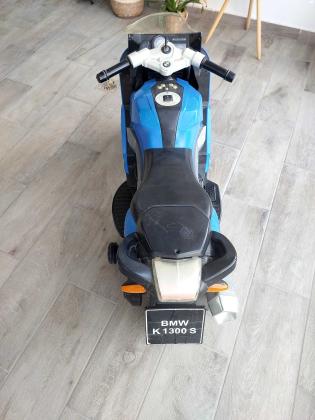 אופנוע BMW ממונע לילדים צריך