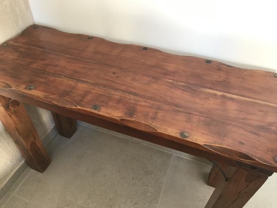 קונסולה מעץ מלא במצב מצוי...