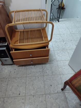 מעמד לטלוויזיה מעץ עם שתי