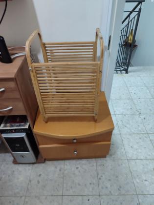 מעמד לטלוויזיה מעץ עם שתי