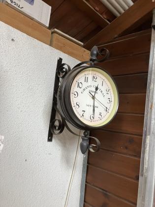 זהו שעון קיר התלוי על