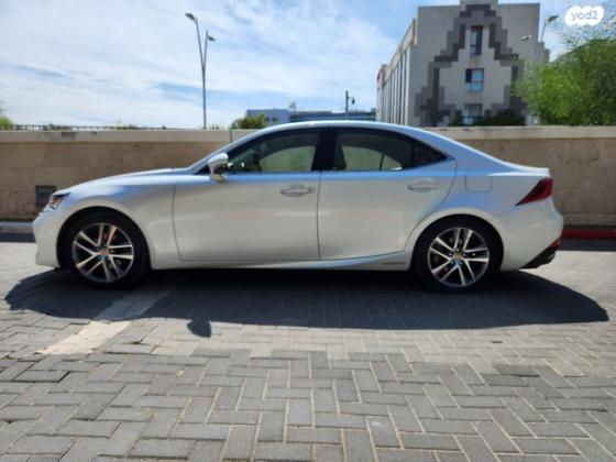 לקסוס IS300h Luxury SR הייבריד אוט' 2.5 (181 כ''ס) בנזין 2019 למכירה ברמת השרון