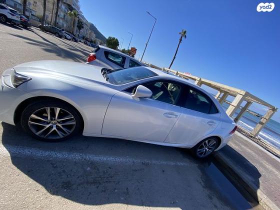 לקסוס IS300h Luxury SR הייבריד אוט' 2.5 (181 כ''ס) בנזין 2019 למכירה בחיפה