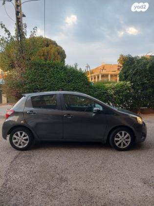 טויוטה יאריס Sol אוט' 1.5 (112 כ"ס) בנזין 2017 למכירה בהרצליה