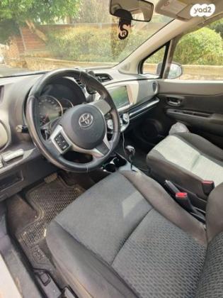 טויוטה יאריס Style אוט' 1.3 (99 כ"ס) בנזין 2012 למכירה בחיפה