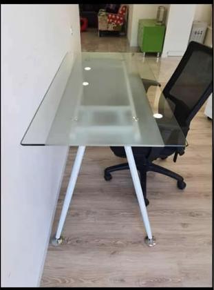 שולחן עבודה עם זכוכית מחוסמתאורך