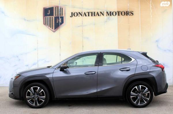 לקסוס UX UX200 Luxury אוט' 2.0 (173 כ''ס) בנזין 2020 למכירה בחיפה