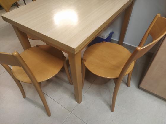 4 כסאות עץ למטבח במצב שמור