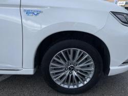 מיצובישי אאוטלנדר PHEV 4X4 Luxury הייבריד אוט' 5 מק' 2.4 (135 כ''ס) ה