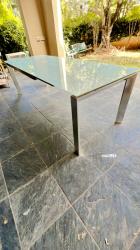 שולחן זכוכית מחוסמת בסגנון מודרני