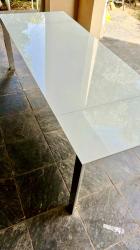 שולחן זכוכית מחוסמת בסגנון מודרני