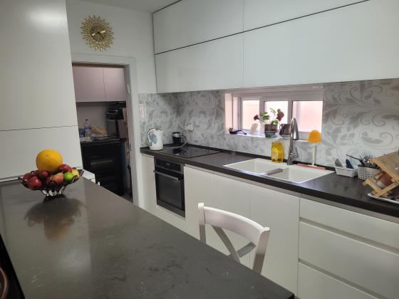 להשכרה דירה משודרגת ואיכותית במרכז העיר נתניה