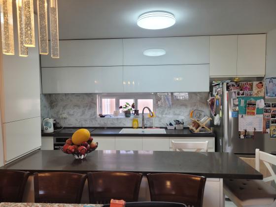 להשכרה דירה משודרגת ואיכותית במרכז העיר נתניה