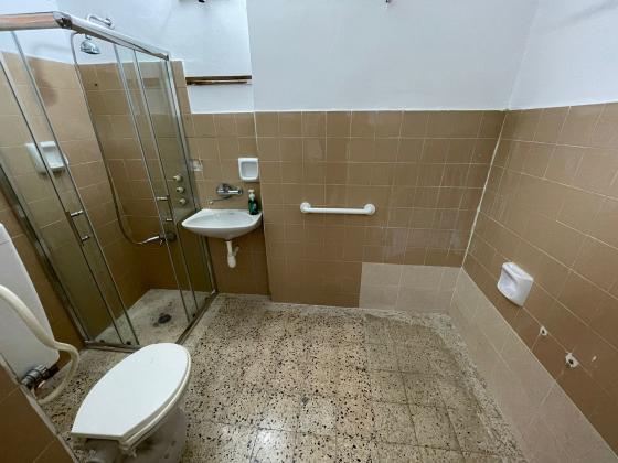 הרב קוק 72 (מרכז)