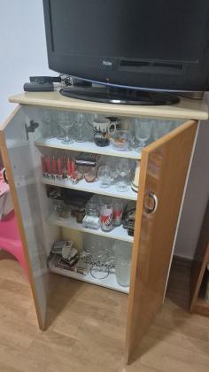 ארונית עם שיש מעל