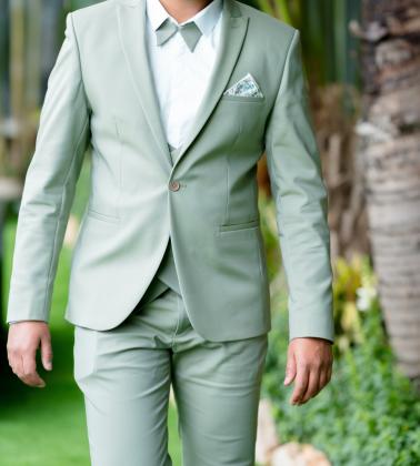 חליפת שלושה חלקים עם פפיון