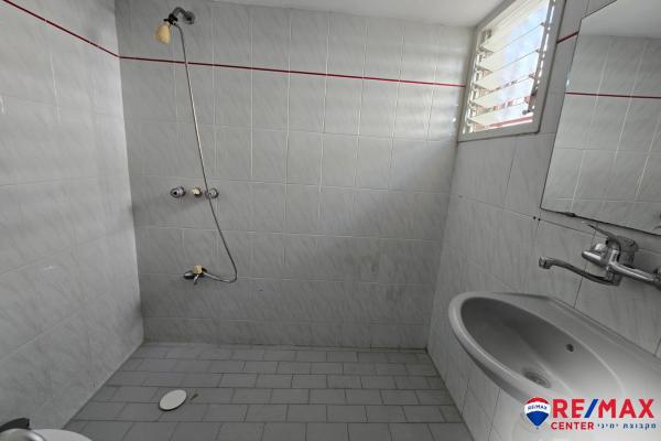 קרית שמונה 42 (קריית שרת)