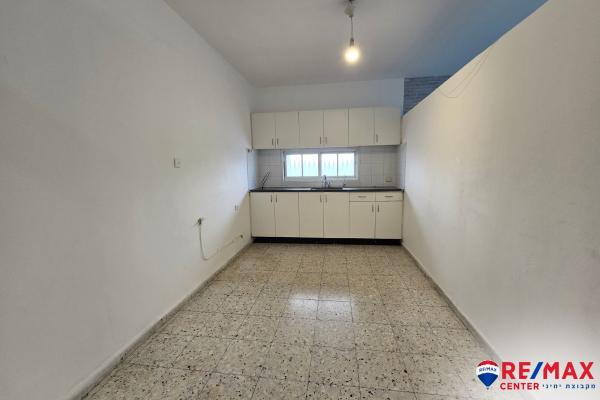 קרית שמונה 42 (קריית שרת)