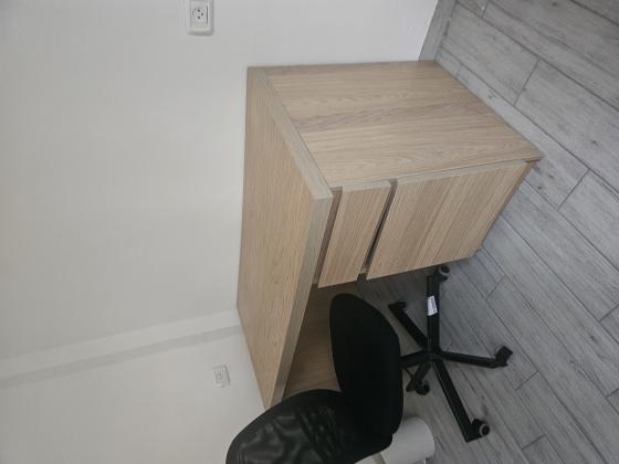 שולחן כתיבה במצב טוב