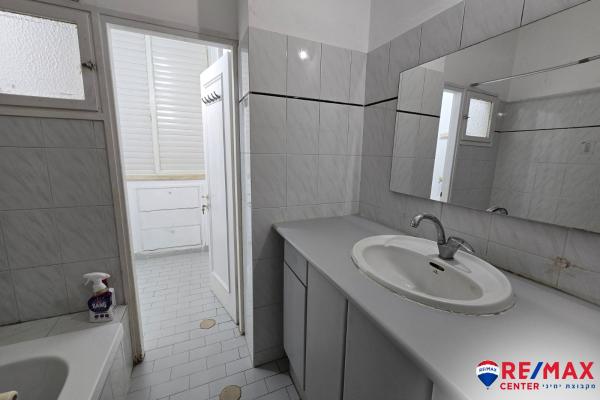 קרית שמונה 42 (קריית שרת)