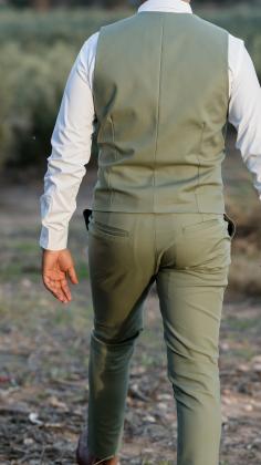 חליפת שלושה חלקים עם פפיון