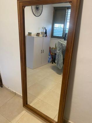 מראה עומדת עם מסגרת עץ